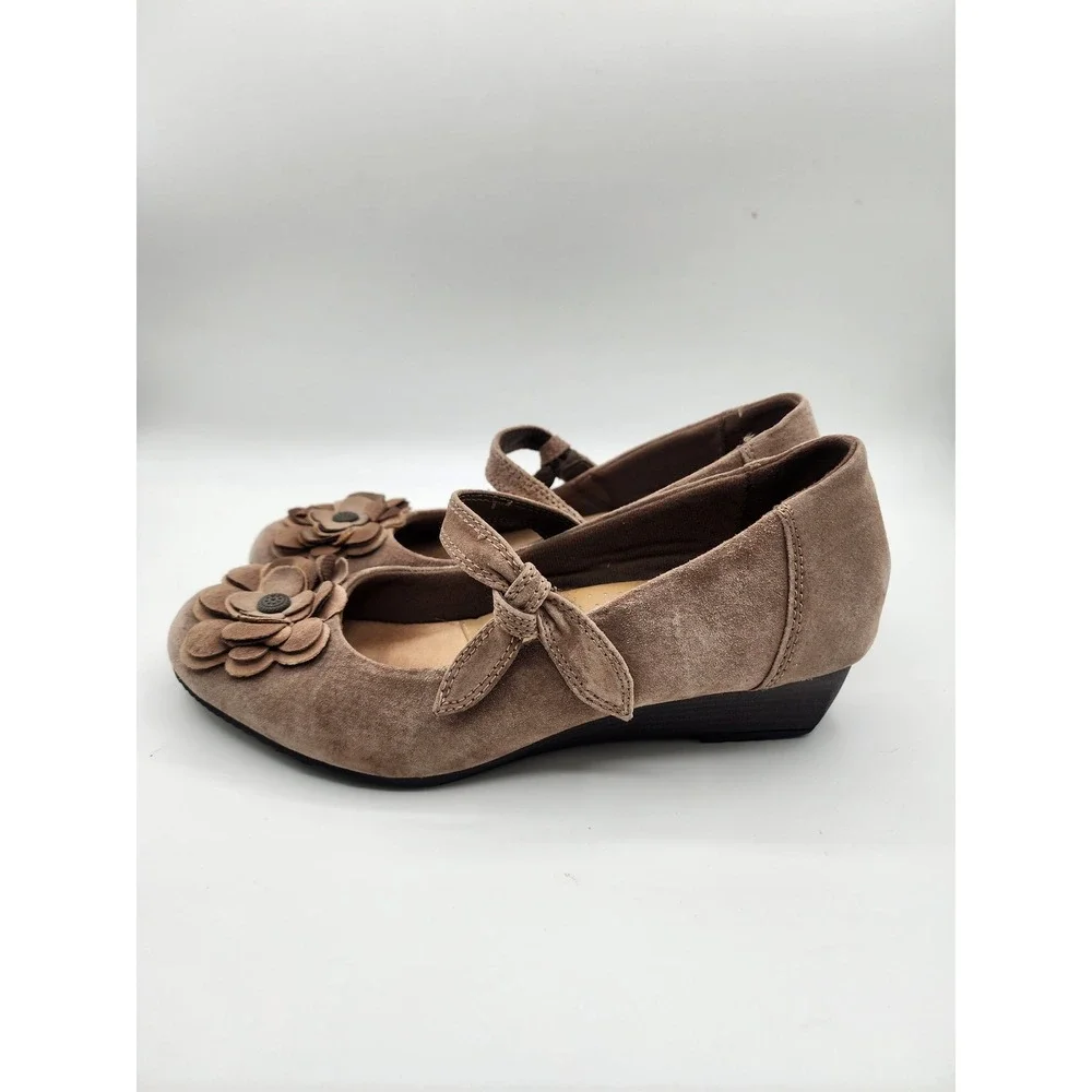 Earth Spirit Suede Mary Jane Wedge Shoes Brown Floral Accents Size 9.5